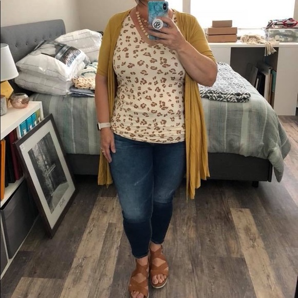 JUST IN •• Agnes & Dora Fitted Tank V-Neck - Picture 5 of 7